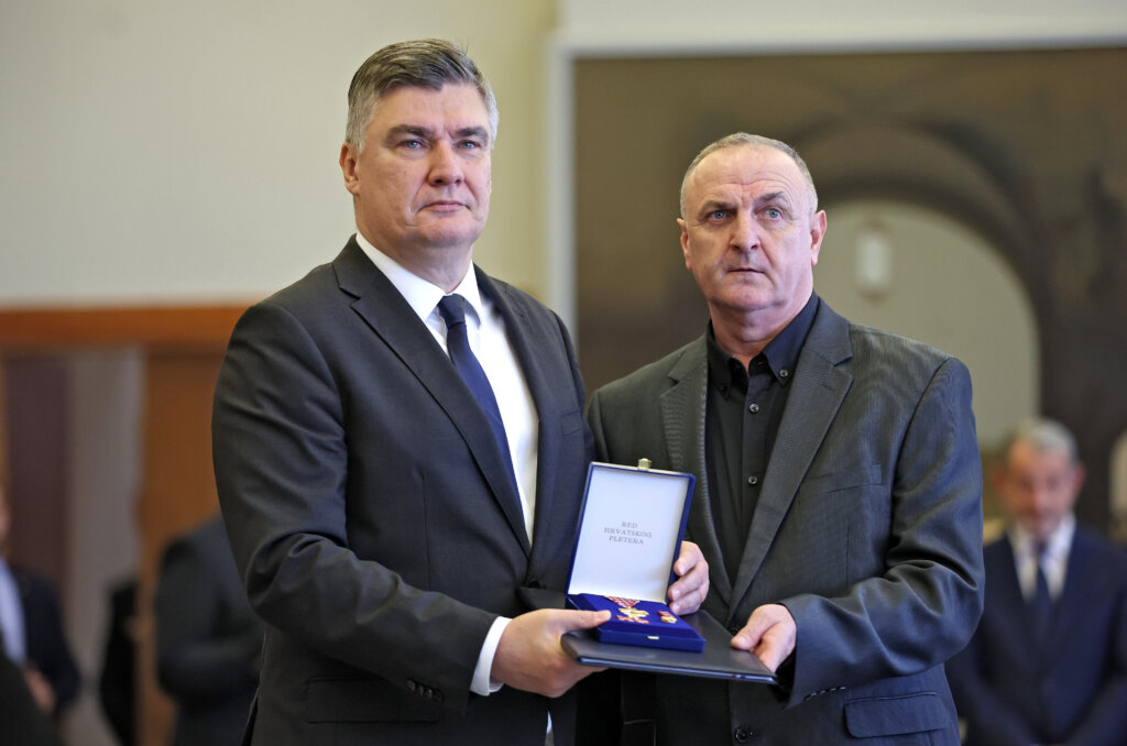 Zagreb: Predsjednik Milanovi? uru?io odlikovanja braniteljima Domovinskog rata na sve?anom prijemu