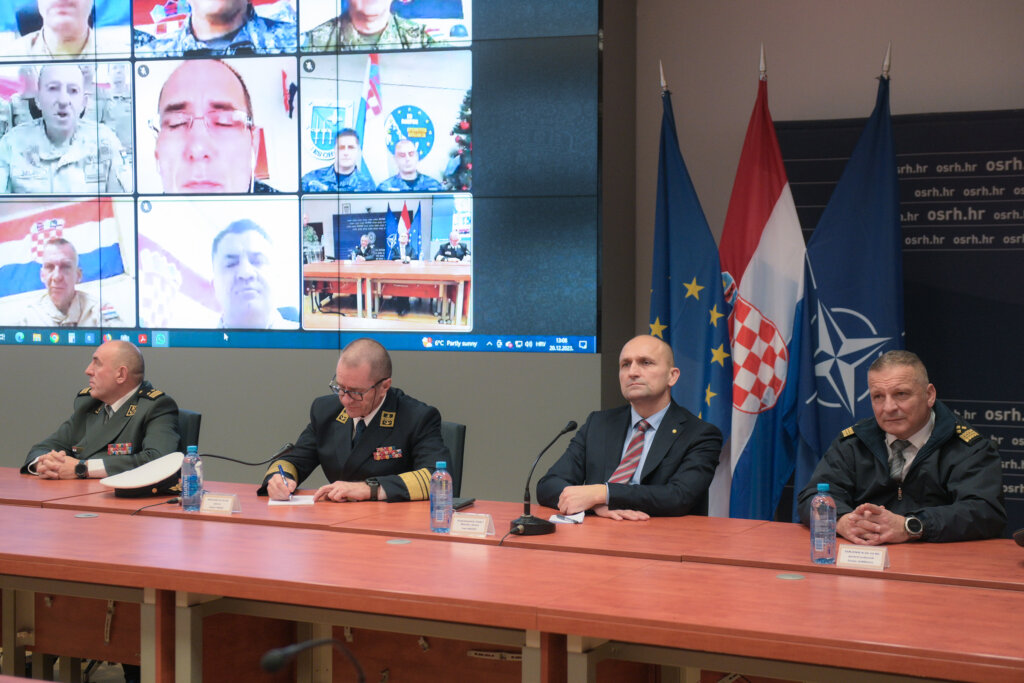 Ministar Anušić I Admiral Hranj čestitali Božićne I Novogodišnje Blagdane Hrvatskim Vojnicima U Misijama I Operacijama