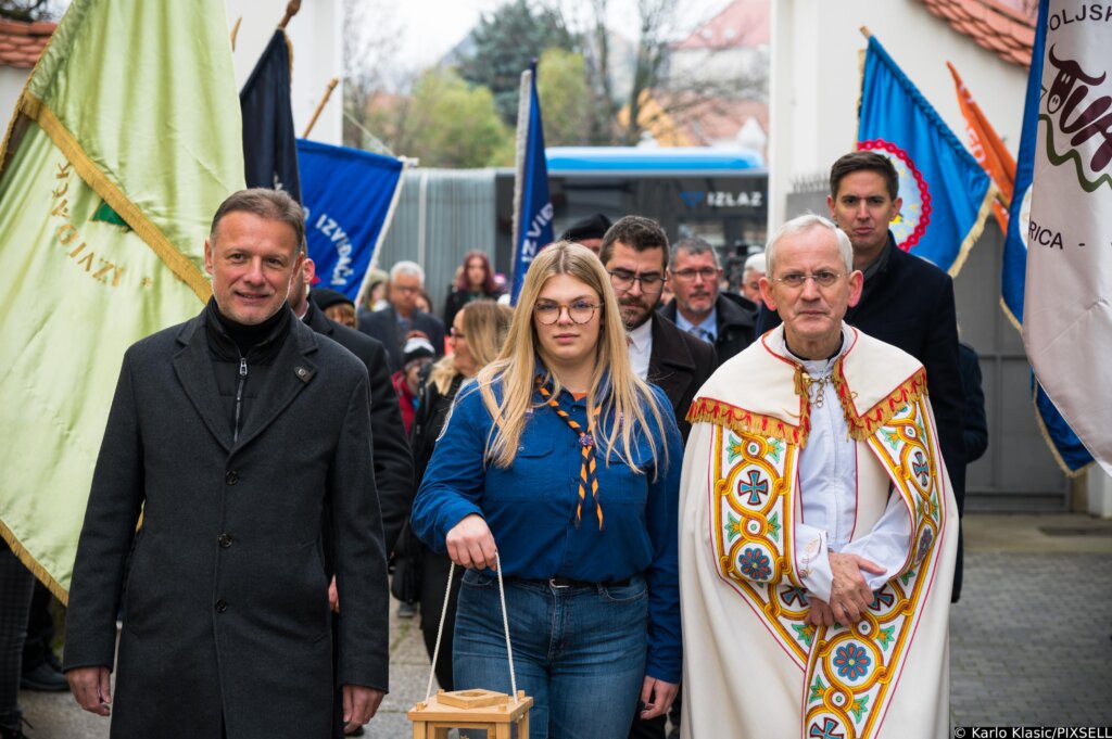 Pod geslom ‘Mirotvorstvo čini sretnim’ Betlehemsko svjetlo mira stiglo u Hrvatsku
