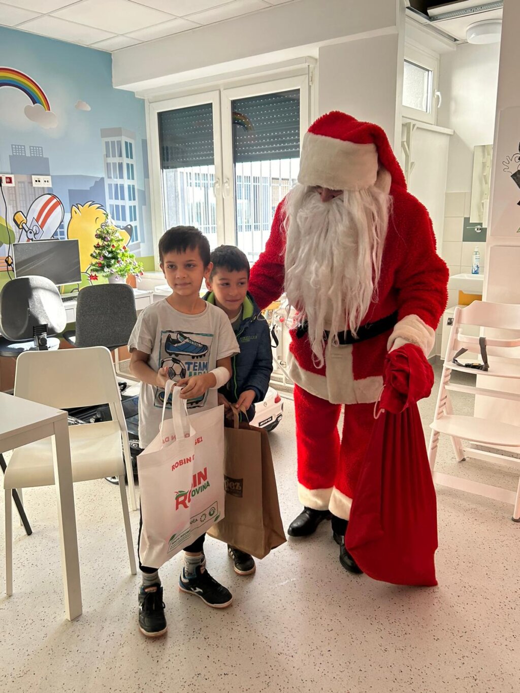 djed Mraz daruje dječake