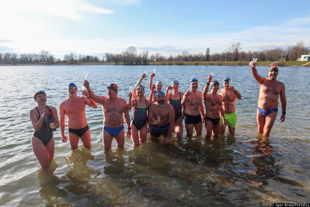 Zagreb: Tradicionalni Ispraćaj Stare Godine Kupanjem Na Jarunu