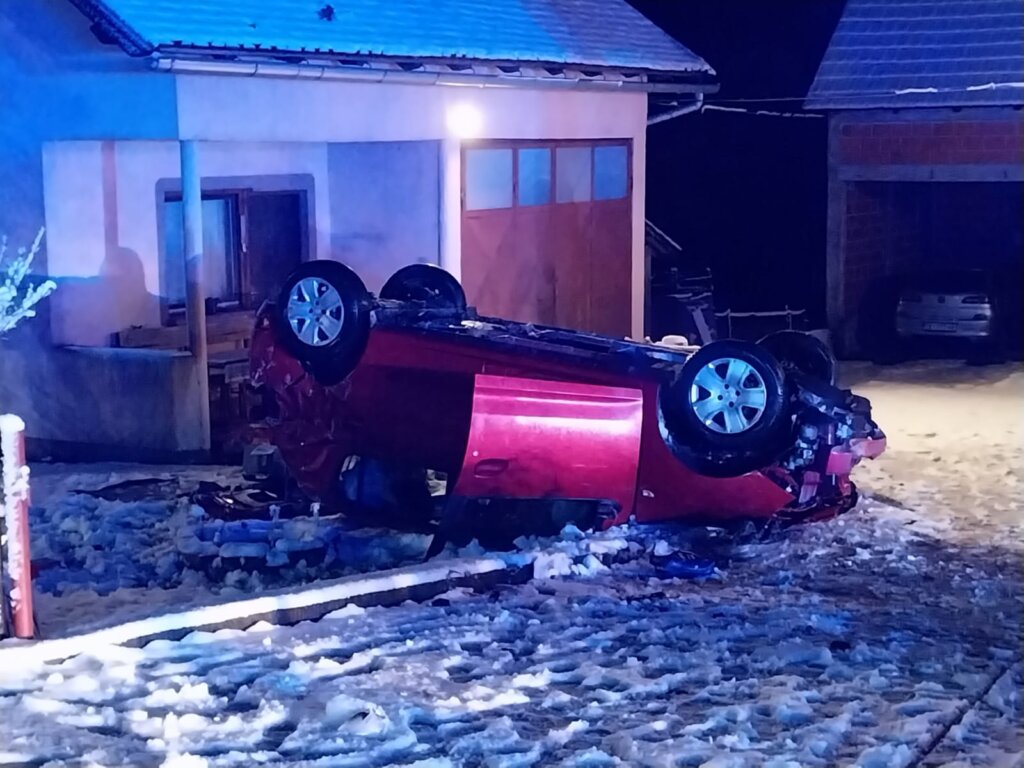 Pijana vozačica sletjele s ceste, automobil se prevrnuo na krov i završio u dvorištu kuće
