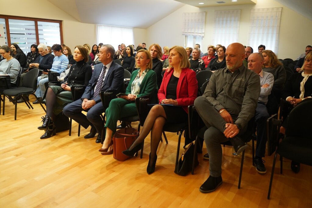 [FOTO] U Koprivnici održano predavanje „Kako javna uprava u svojem poslovanju može doprinijeti zaštiti ljudskih prava i suzbijanju diskriminacije“, župan Koren: Ovo je iznimno važna tema za društvo