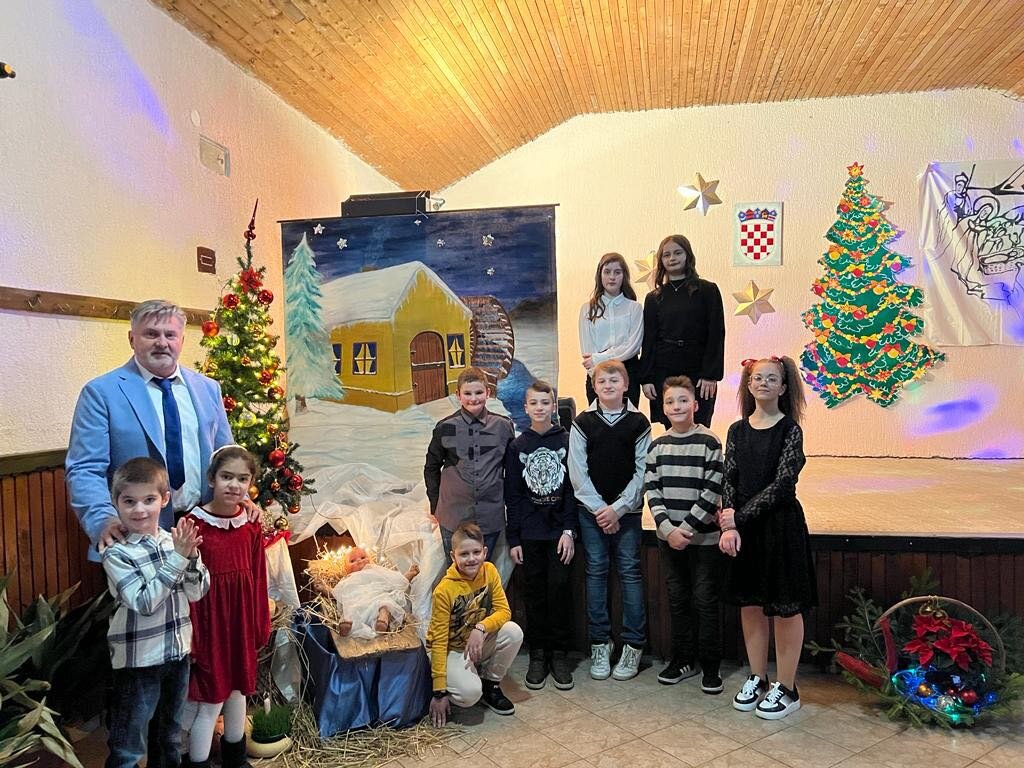 [FOTO] Božićna priredba održana u Područnoj školi Vojakovački Osijek