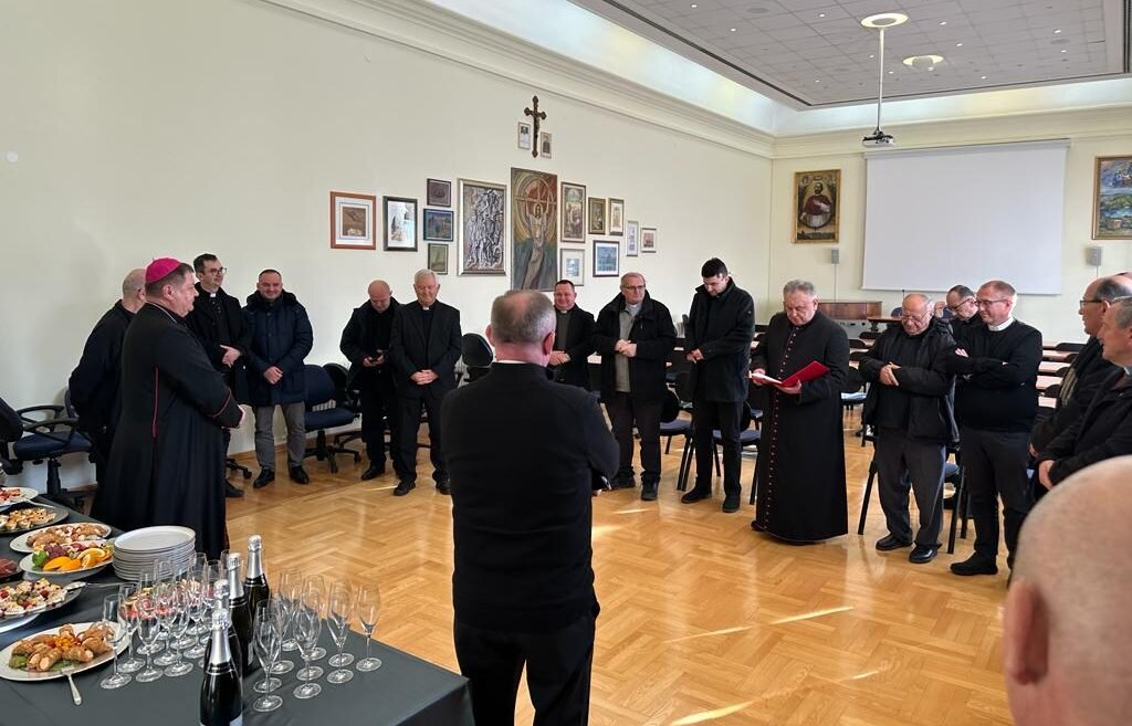 Božićno čestitanje svećenika biskupu Huzjaku