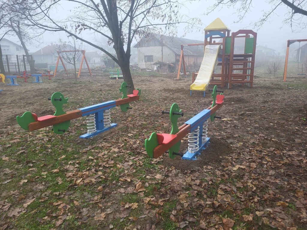 [FOTO] Postavljene nove sprave na dječje igralište kod postojećeg dječjeg vrtića u Koprivničkom Ivancu