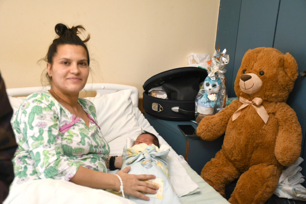 [FOTO/VIDEO] Lovro Nemčić prva je rođena beba u Koprivničko-križevačkoj županiji, bebu i mamu Jelenu darivao je župan Koren