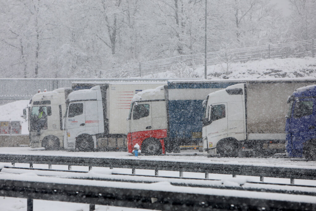 HAK: Zbog snijega i olujnog vjetra za kamione zatvorene brojne ceste