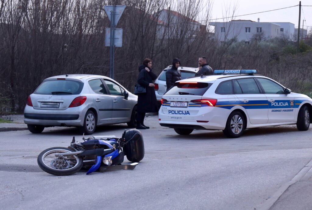 Jedna osoba teško ozlijeđena u sudaru automobila i motocikla