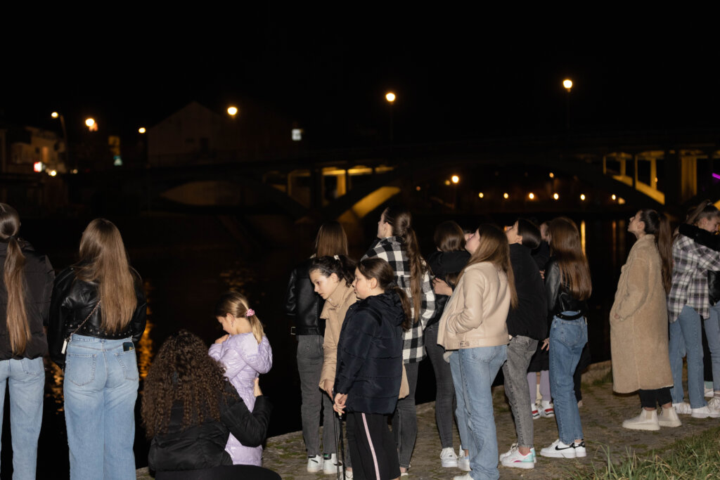 Trilj: Mažoretkinje upalile 14 lampiona povodom 14. rođendana njihove prijateljice koja se prošle godine utopila u Cetini