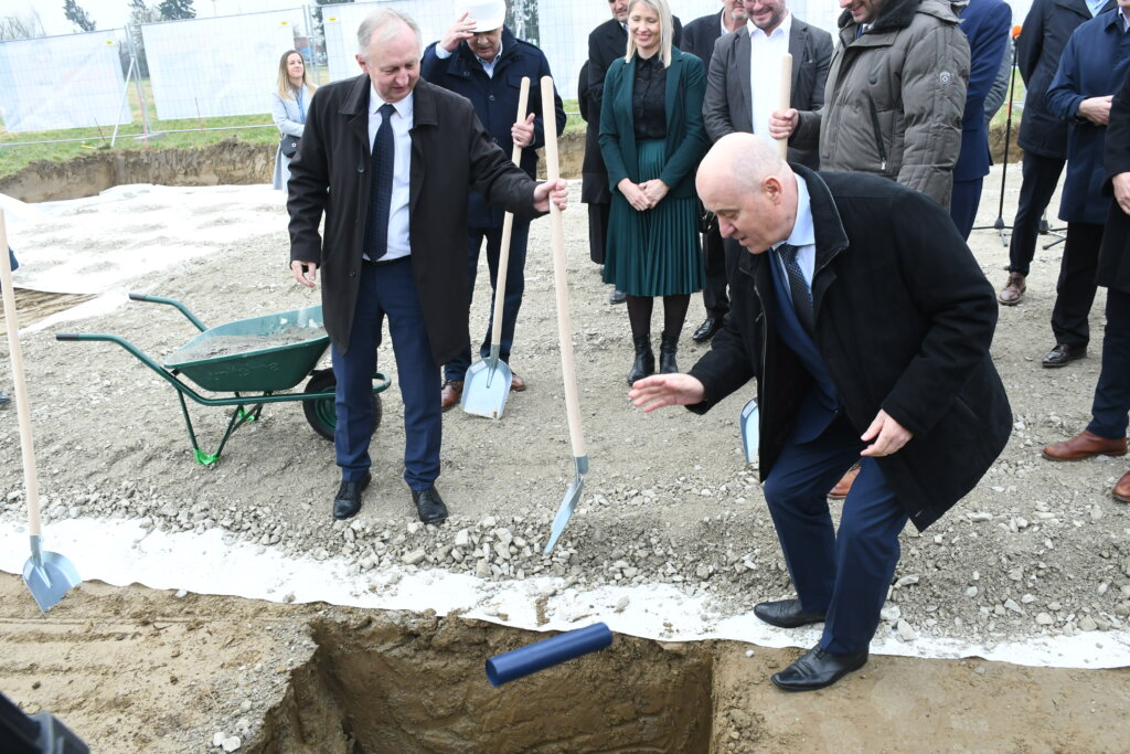 Potpredsjednik Vlade Branko Bačić Posjetio Je Kutinu