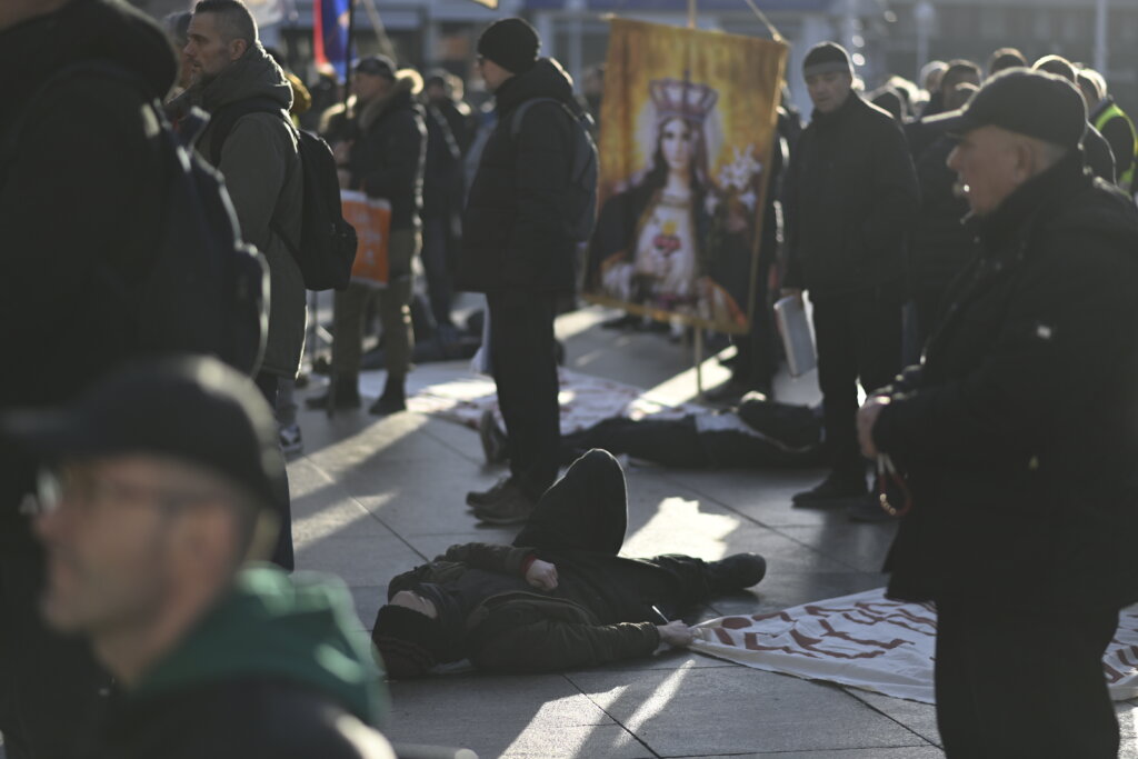 Molitelji i prosvjednici i ove subote na zagrebačkom trgu, došlo je i do sukoba