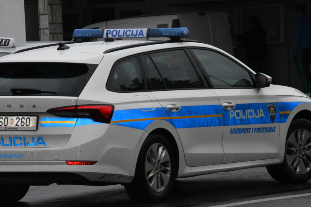 Automobil u Bjelovaru udario u vlak, vozač nije stao na pružnom prijelazu