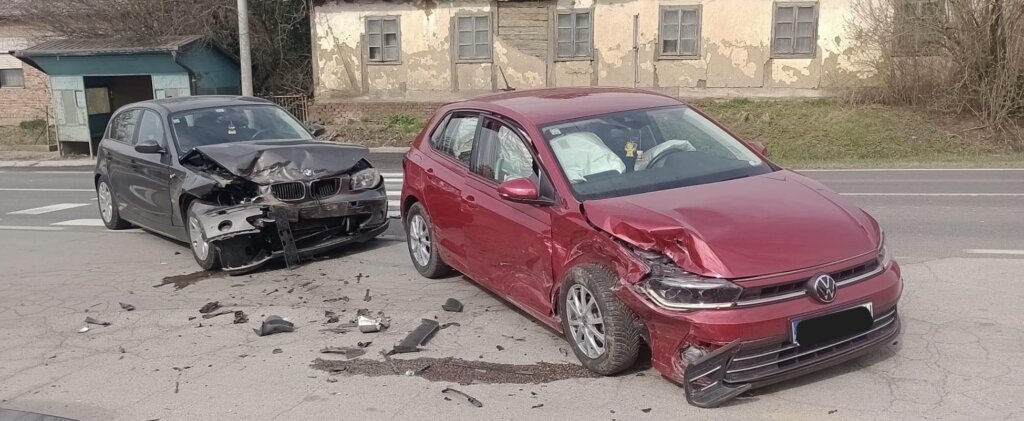 U prometnoj nesreći u Cugovcu sudjelovala dva automobila, oštećen i treći