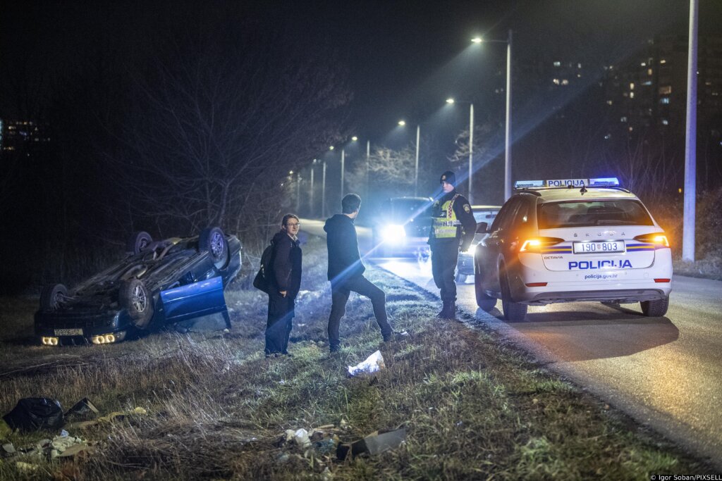 Zagreb: Prometna nesreća u kojoj je vozilo završilo na krovu