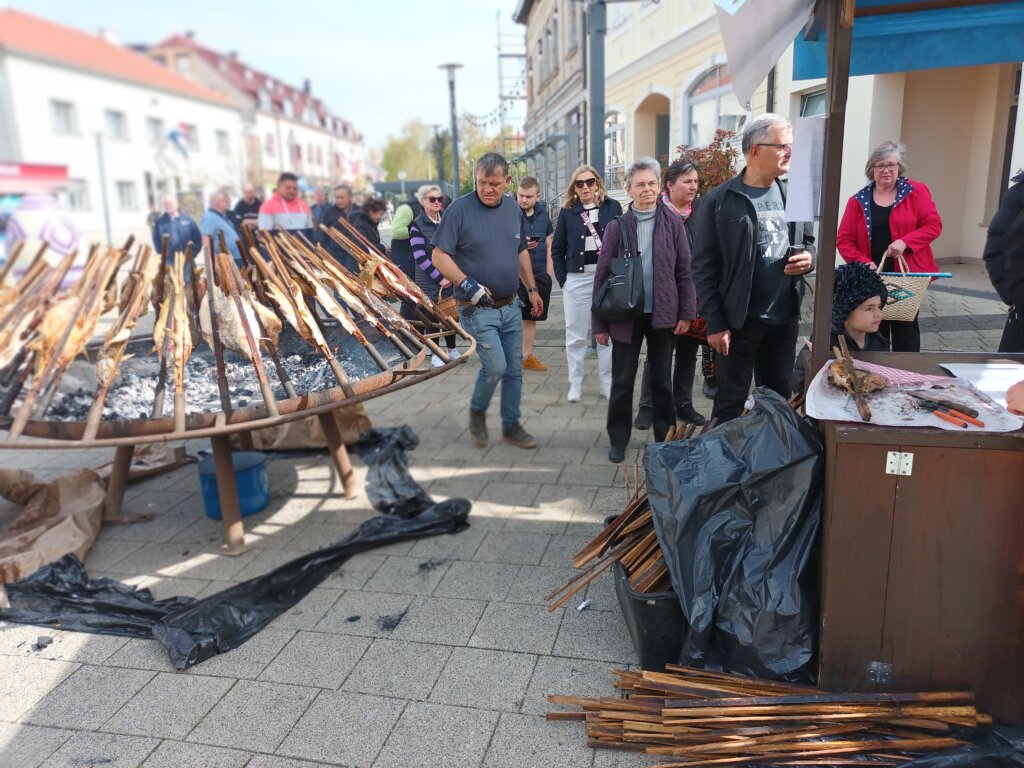 [FOTO] U Vrbovcu tradicionalno održana prodaja šarana na rašljama