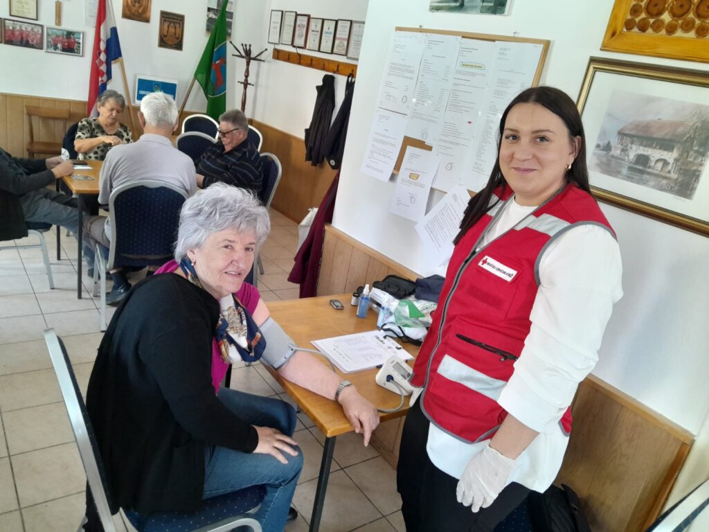 [FOTO] Djelatnici Crvenog križa Vrbovec mjerili tlak i šećer u krvi umirovljenicima s područja Općine Dubrava