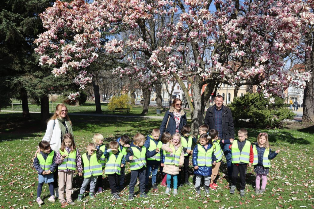 [FOTO] Edukativnom šetnjom Gradskim parkom Dječji vrtić Tratinčica obilježio Svjetski dan šuma
