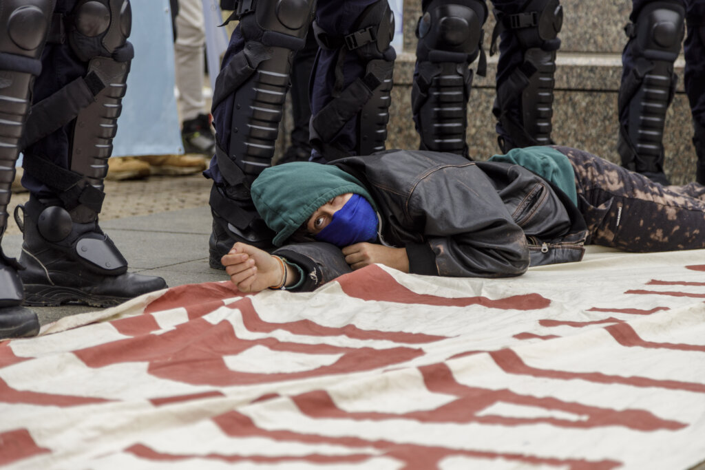 [VIDEO] Prosvjednici protiv molitelja bubnjali na zagrebačkom trgu, dvije djevojke legle policiji pod noge