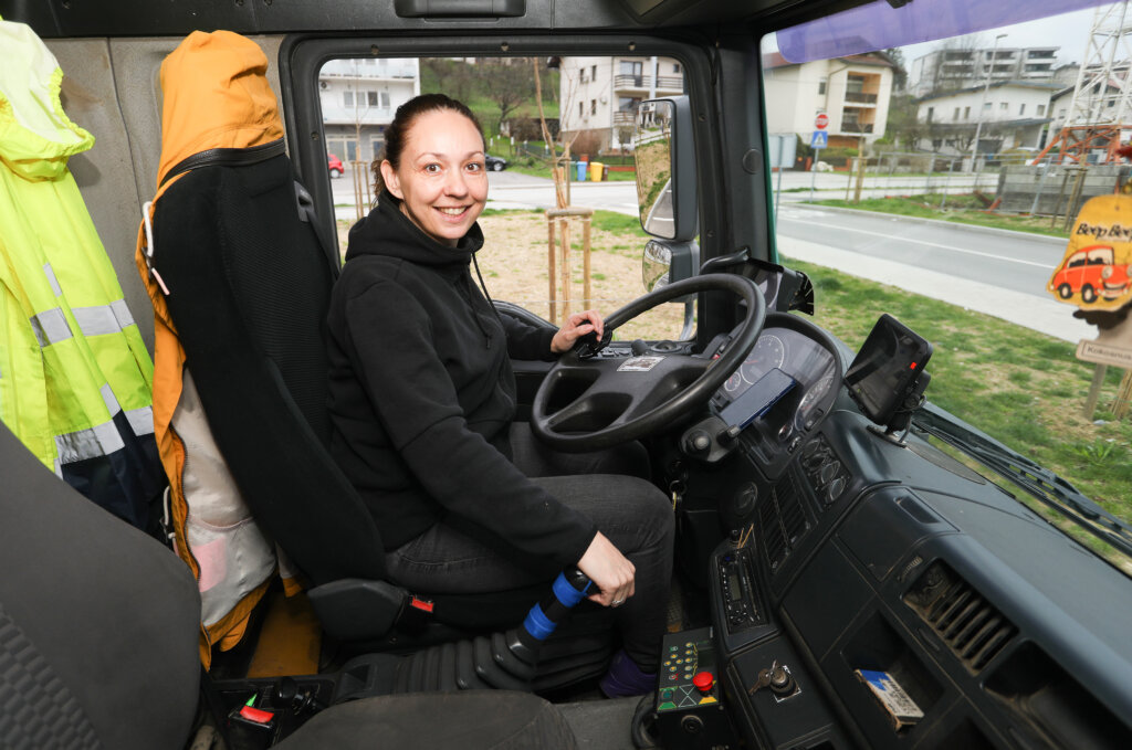 Žena Koja Ruši Stereotipe: Jelena Je Prva I Jedina Vozačica Kamiona U Karlovačkoj Čistoći