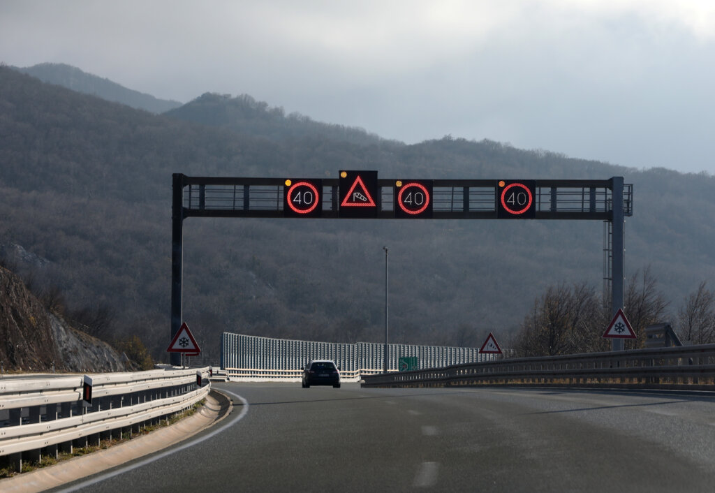 Rijeka: Olujni vjetar otežava promet na autocesti