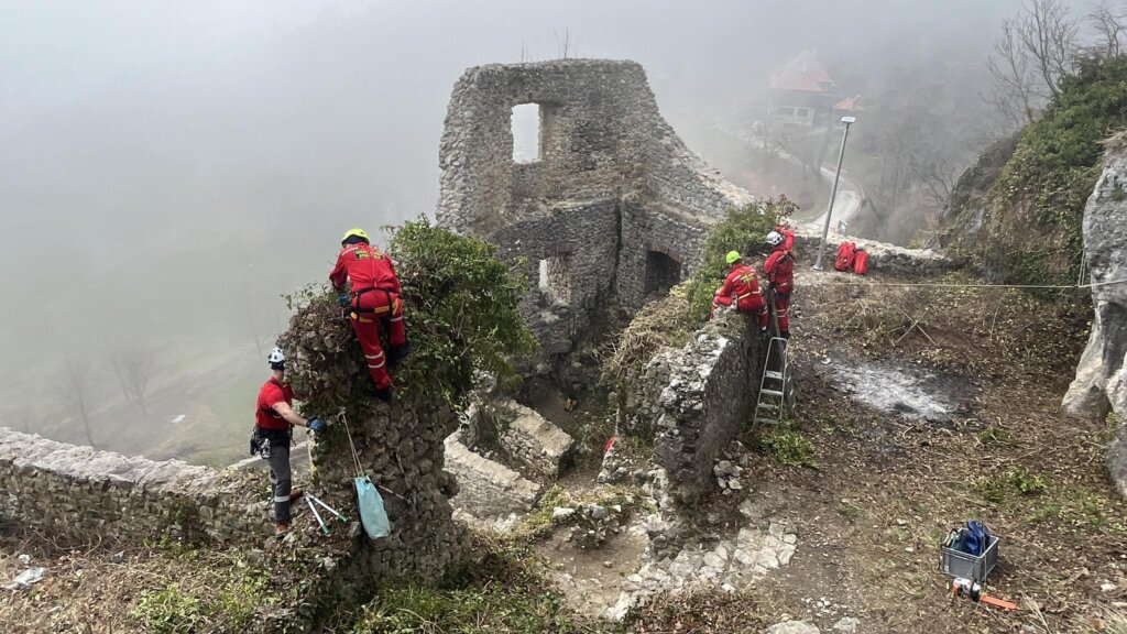 [FOTO] Općina Kalnik organizirala akciju čišćenja Staroga grada Velikog Kalnika