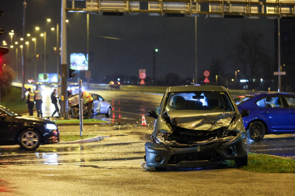 Zagreb: Nekoliko vozila sudjelovalo je u prometnoj nesreći kod trgovačkog centra u Buzinu