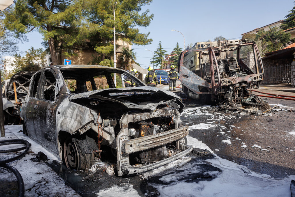 Rijeka:  Veliki požar progutao tri automobila i vozilo Čistoće