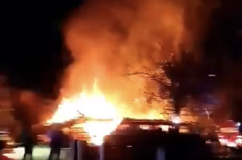 Vatra se nakon eksplozije brzo proširila, izgorjela gospodarska zgrada