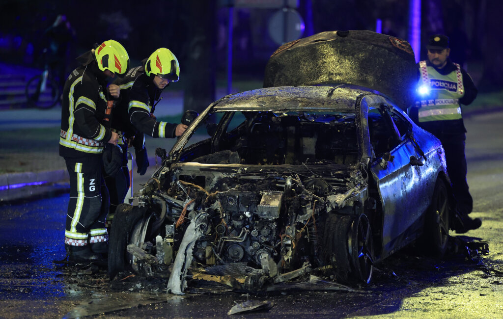 Zagreb: Vatrogasci ugasili požar osobnog automobila u Vukovarskoj ulici