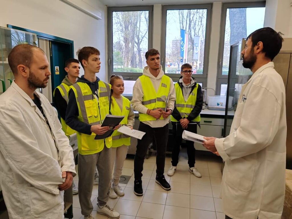 [FOTO] Križevački srednjoškolci dio nastave odradili u zagrebačkom laboratoriju