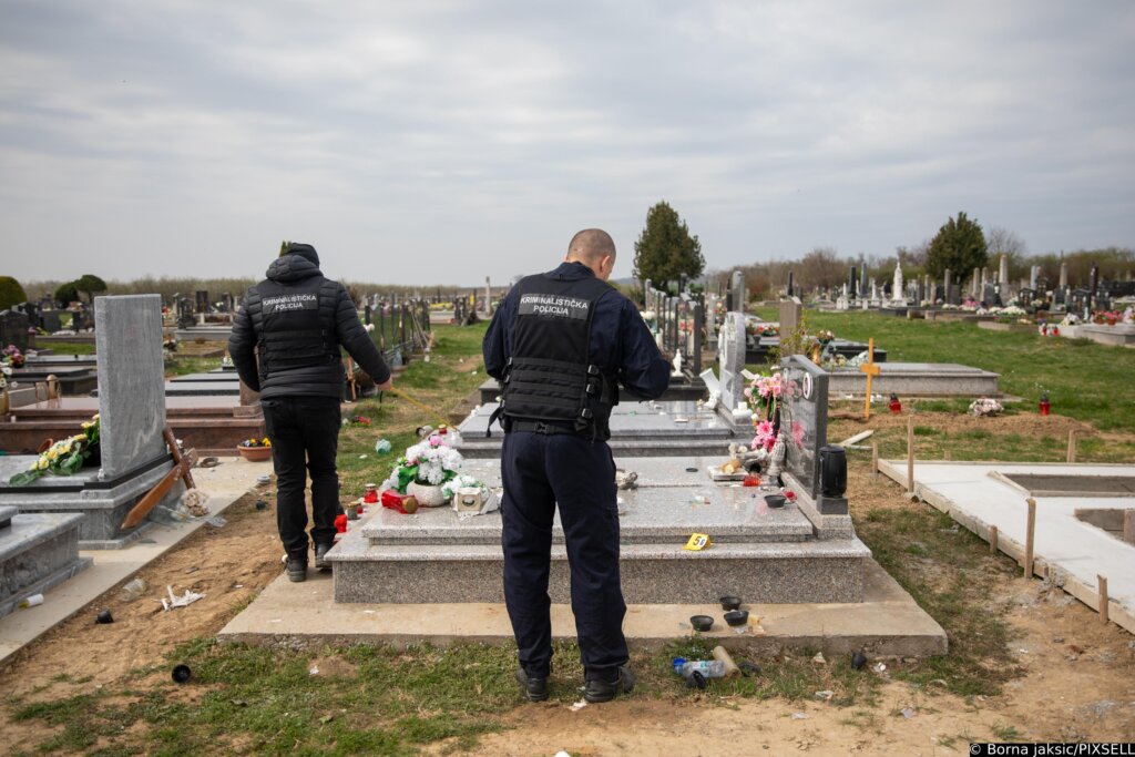 Erdut: Vandali Uništili Grobove Na Katoličkom Groblju
