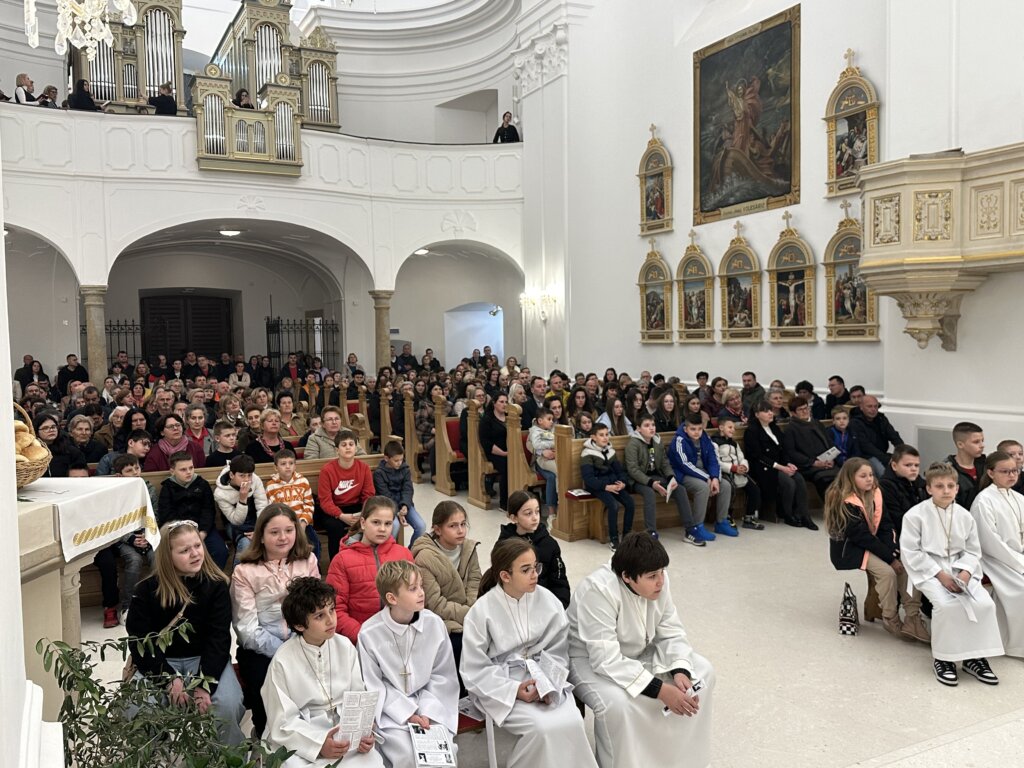 [FOTO] Na Veliki četvrtak slavljena misa Večere Gospodnje u Bjelovaru