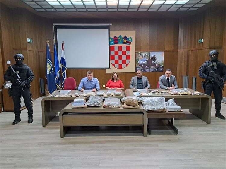 [FOTO] Pritvoreni osumnjičeni nakon rekordne zapljene droge u Istri
