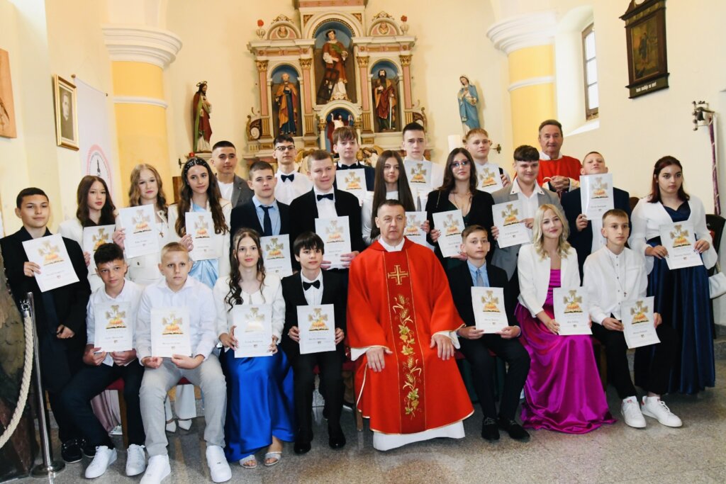 [FOTO] SAKRAMENT KRIZME Prekrasan dan u životu mladih vjernika u Lovrečkoj Varoši