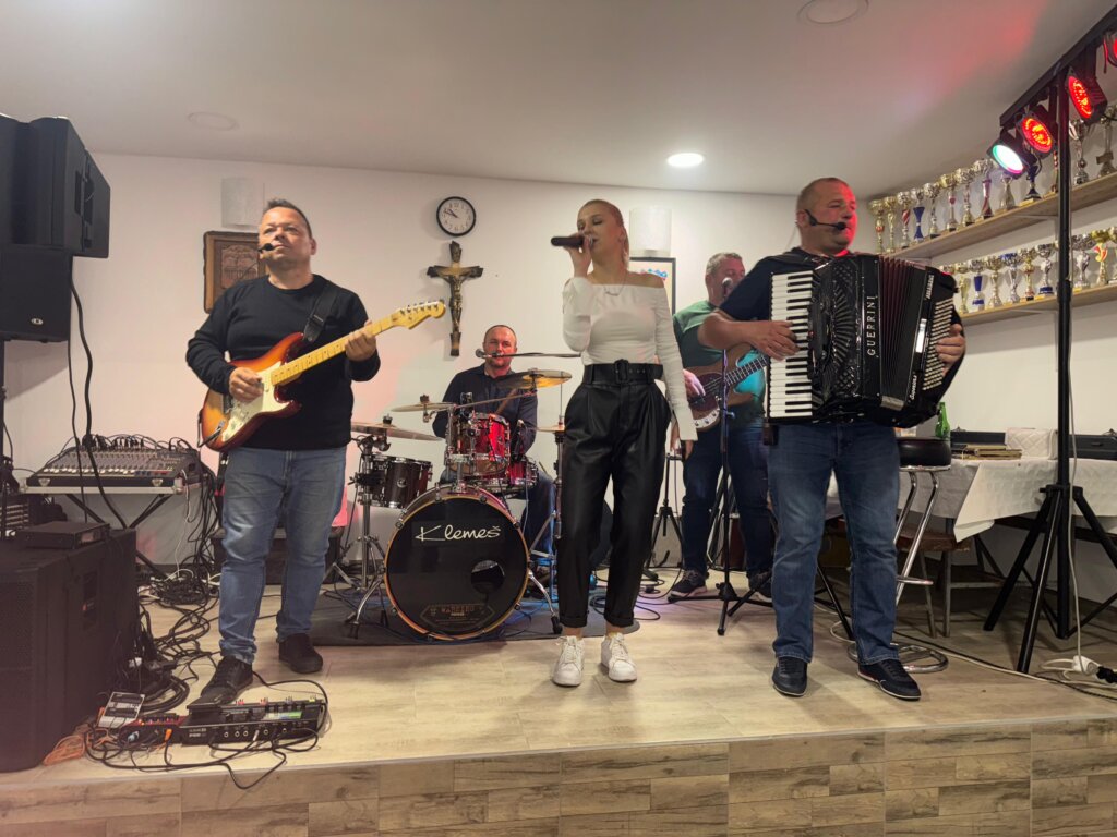[FOTO/VIDEO] Krenula je velika zabava u Srednjem Dubovcu, sviraju Drmaxi