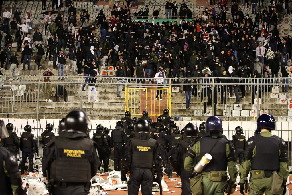 Navijači Hajduka napravili kaos u Splitu, policajcu slomljena bedrena kost