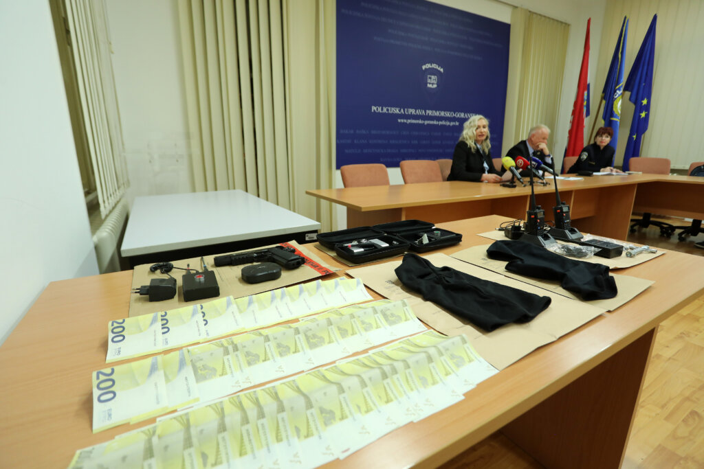 Opljačkano vozilo FINA-e, jedan počinitelj uhićen, drugi izvan Hrvatske