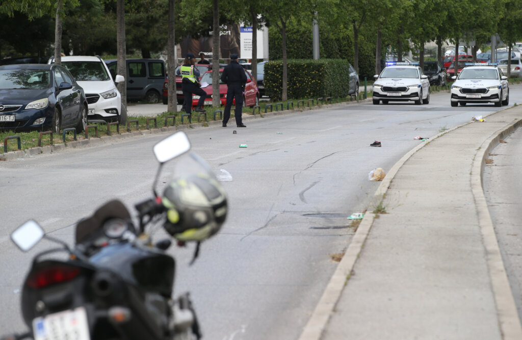 U prometnoj nesreći motocikl naletio na pješaka, dio ceste zatvoren za sav promet