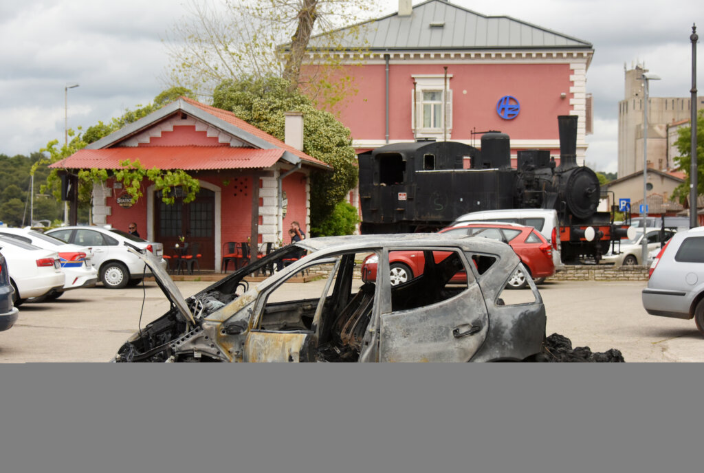 26.04.2024., Pula: Na pulskom zeljeznickom kolodvoru izgorjelo osobno vozilo.