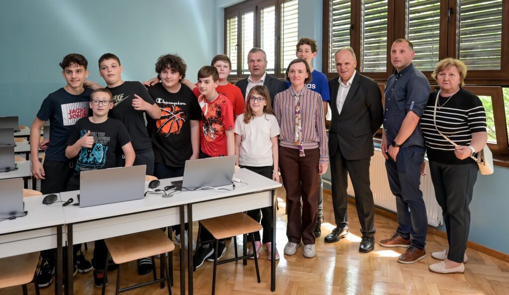 [FOTO] U Osnovnoj školi Vidovec otvorena nova, moderna informatička učionica