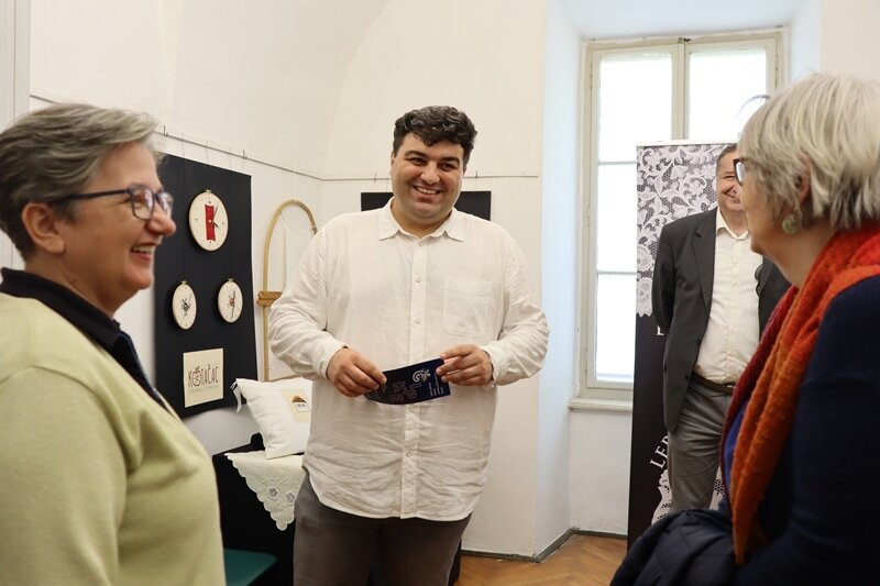 Gradonačelnik Rajn i pročelnik Novosel obišli 1. Međunarodnu izložbu čipke