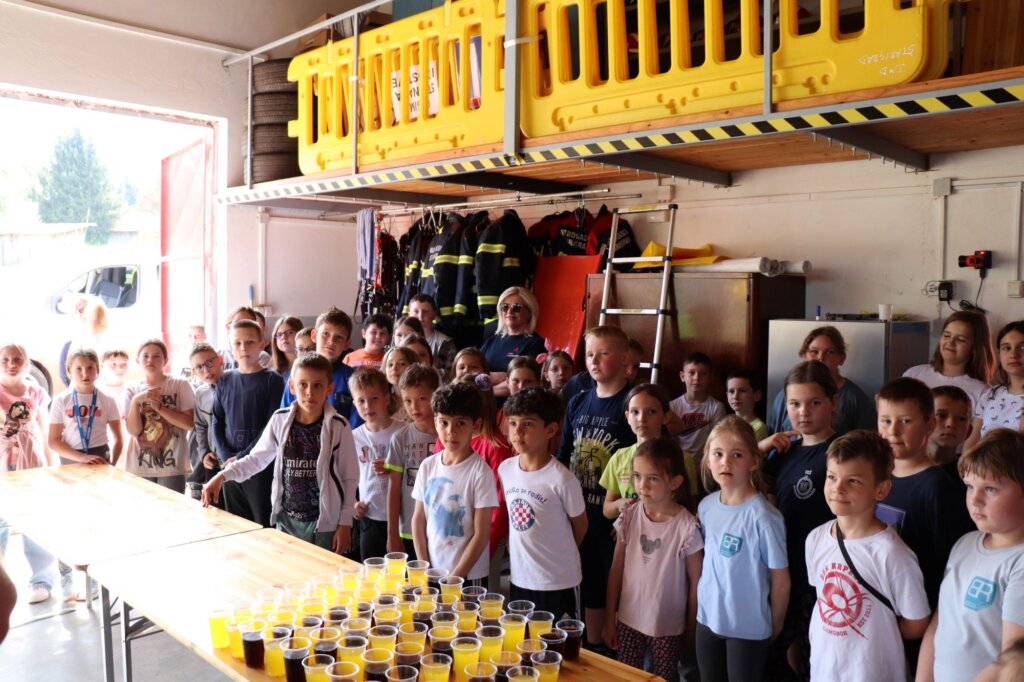 [FOTO] Učenici Područne škole Starigrad posjetili dobrovoljno vatrogasno društvo