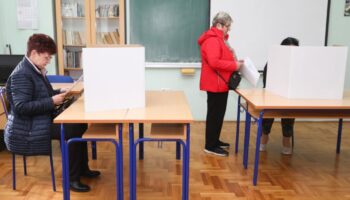 Građani na biralištima u Karlovcu