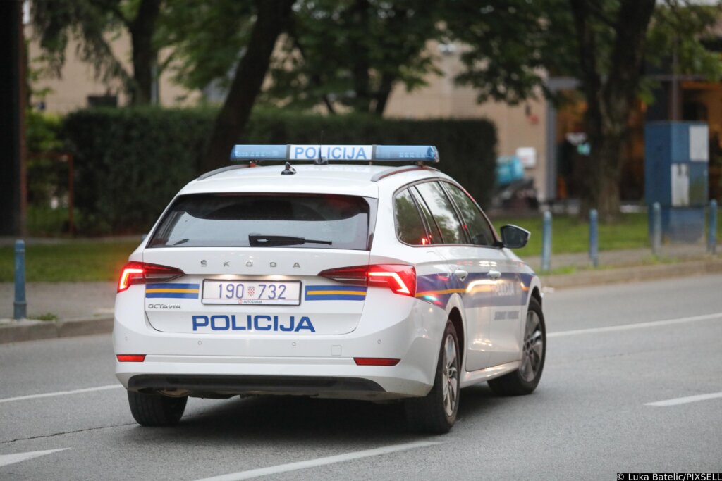 Policija u prometu zaustavila vozača bez vozačke dozvole