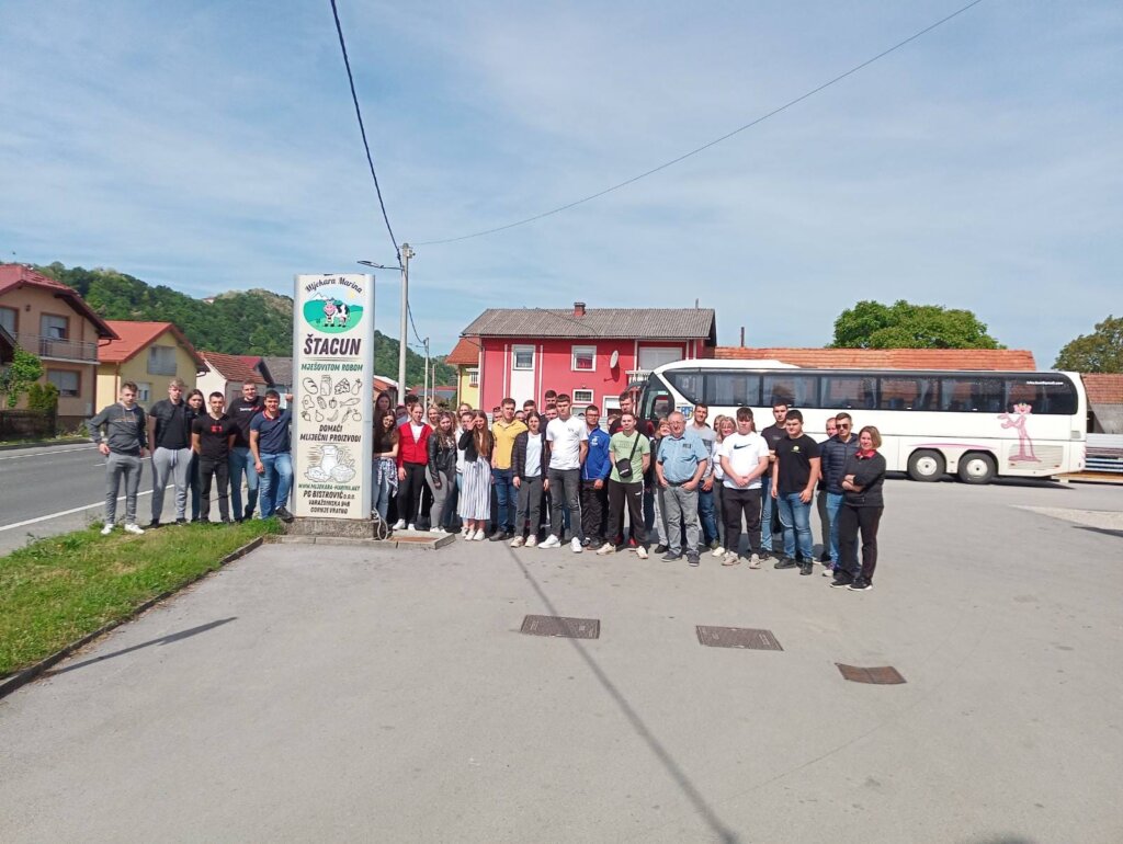 [FOTO] Učenici Srednje gospodarske škole Križevci posjetili poljoprivredno gospodarstvo Bistrović u Gornjem Vratnu