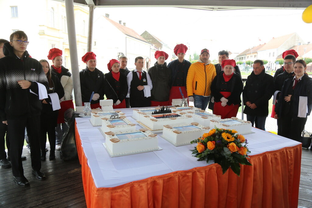 [FOTO] Gradonačelnik Mario Rajn prerezao rođendansku tortu Grada Križevaca