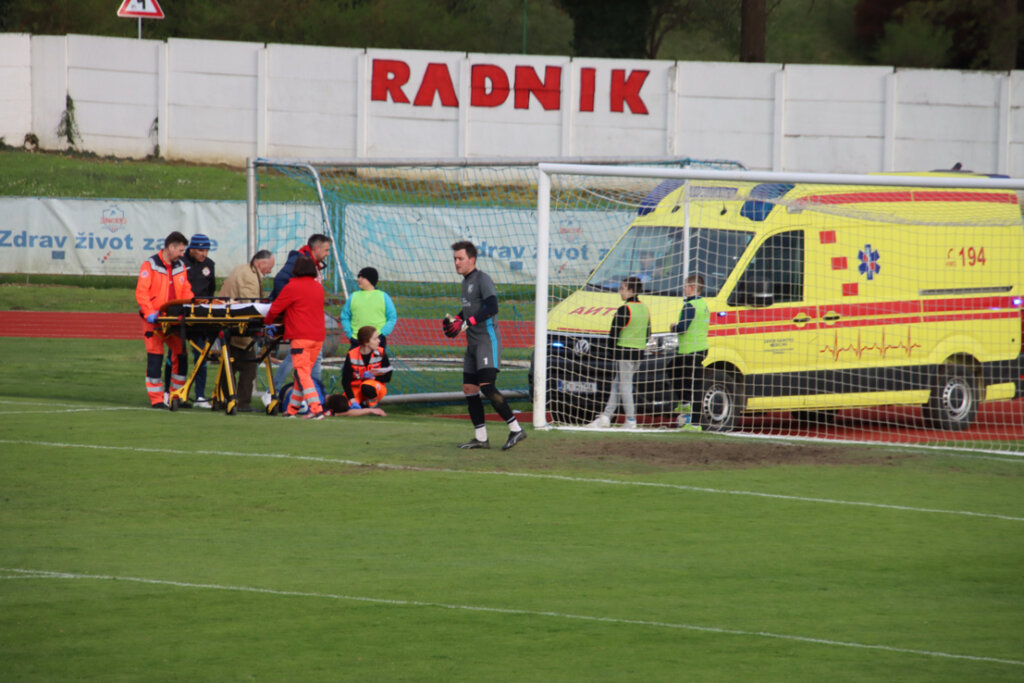 [VIDEO] RUŽNI PRIZORI Vratar Borca teško ozlijedio nogometaša Radnika Križevci