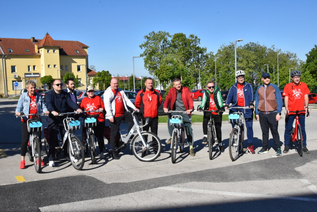 [FOTO] Grad Vrbovec uveo sustav javnih bicikala, isprobao ih i gradonačelnik Denis Kralj