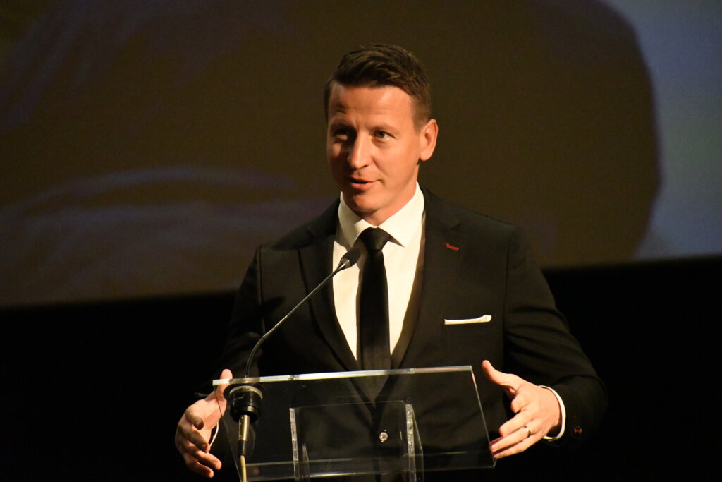 Zurovec: Požar u skladištu guma lokaliziran, očekuje se da će biti ugašen do jutra  